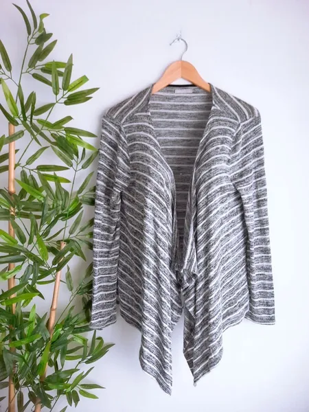cardigan assimétrico cinza com branco