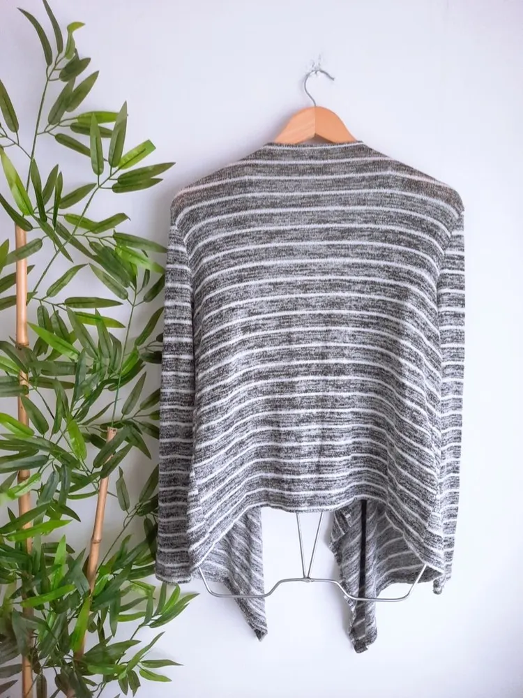 cardigan assimétrico cinza com branco