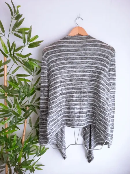 cardigan assimétrico cinza com branco