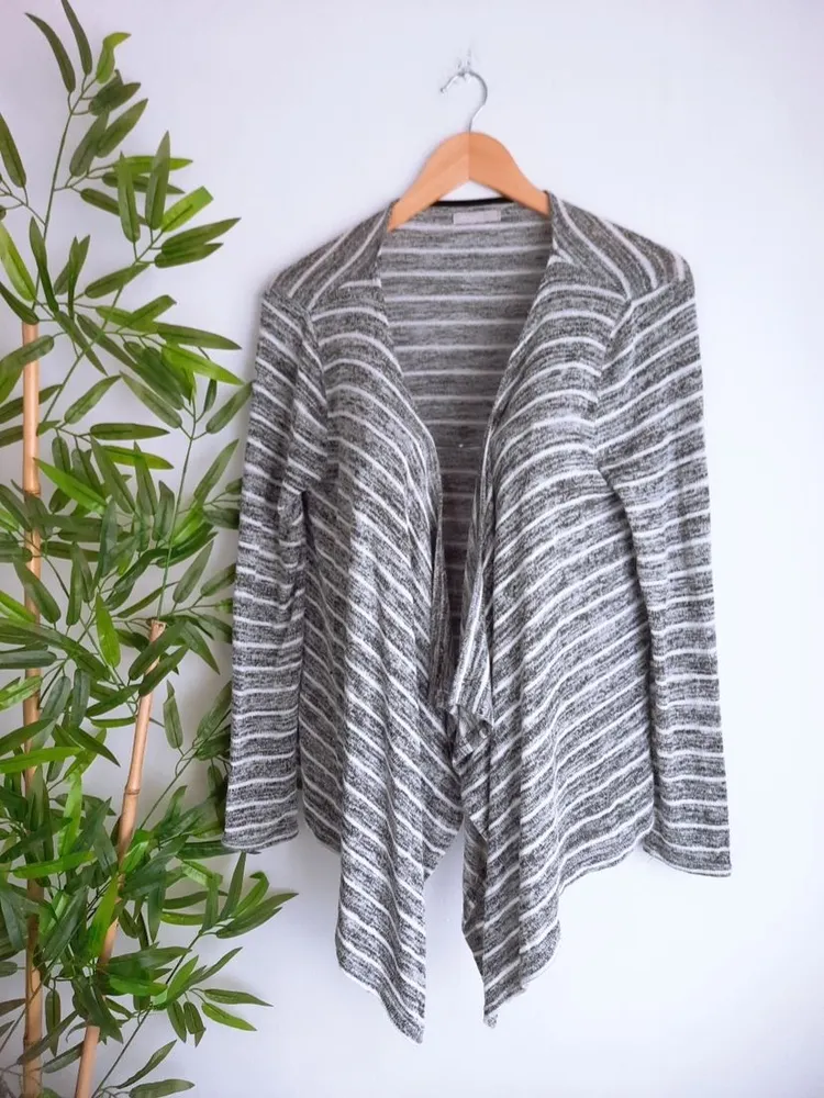 cardigan assimétrico cinza com branco