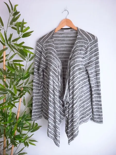 cardigan assimétrico cinza com branco
