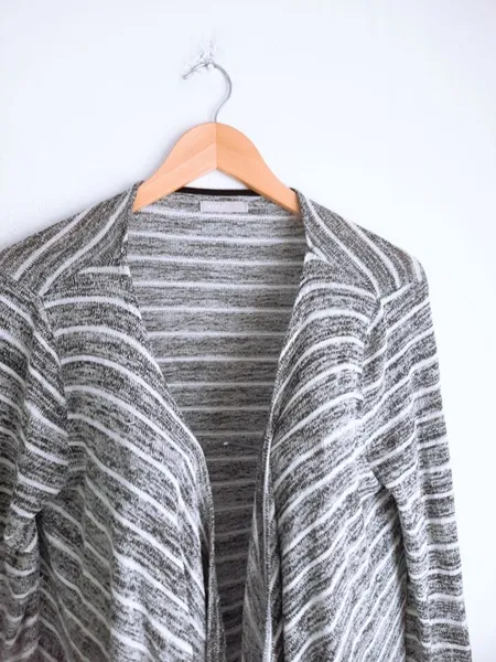 cardigan assimétrico cinza com branco