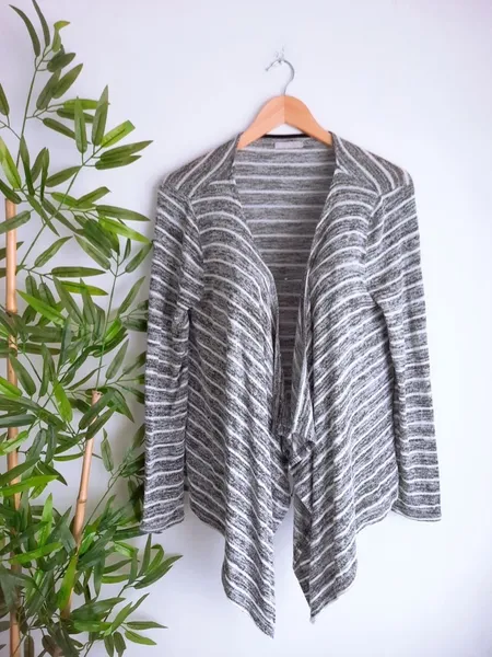 cardigan assimétrico cinza com branco