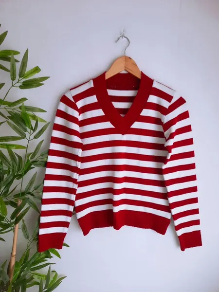 suéter de tricô em lã listrado vermelho com branco