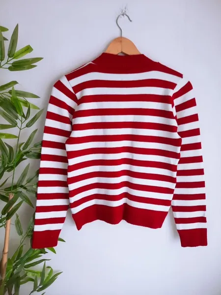 suéter de tricô em lã listrado vermelho com branco