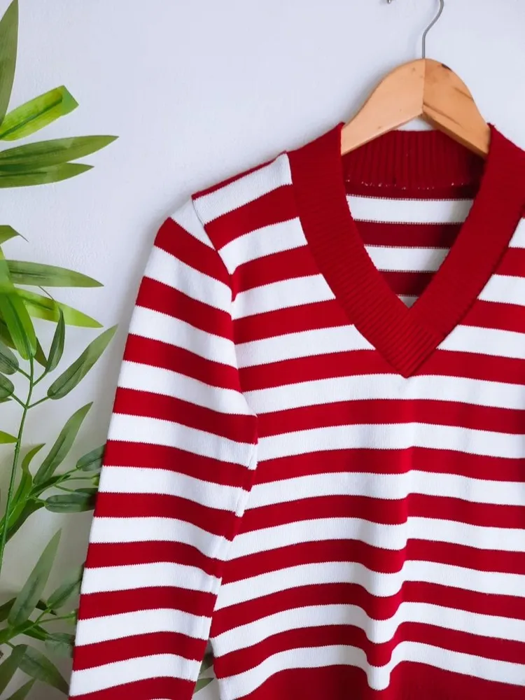 suéter de tricô em lã listrado vermelho com branco