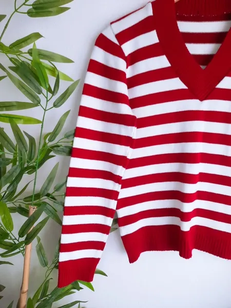 suéter de tricô em lã listrado vermelho com branco