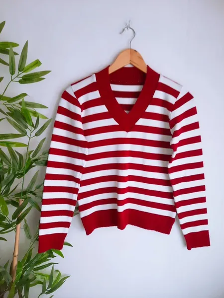 suéter de tricô em lã listrado vermelho com branco