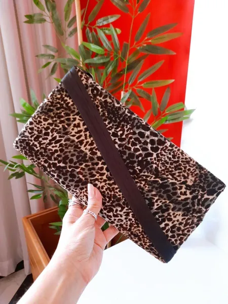 bolsa clutch em tule animal print