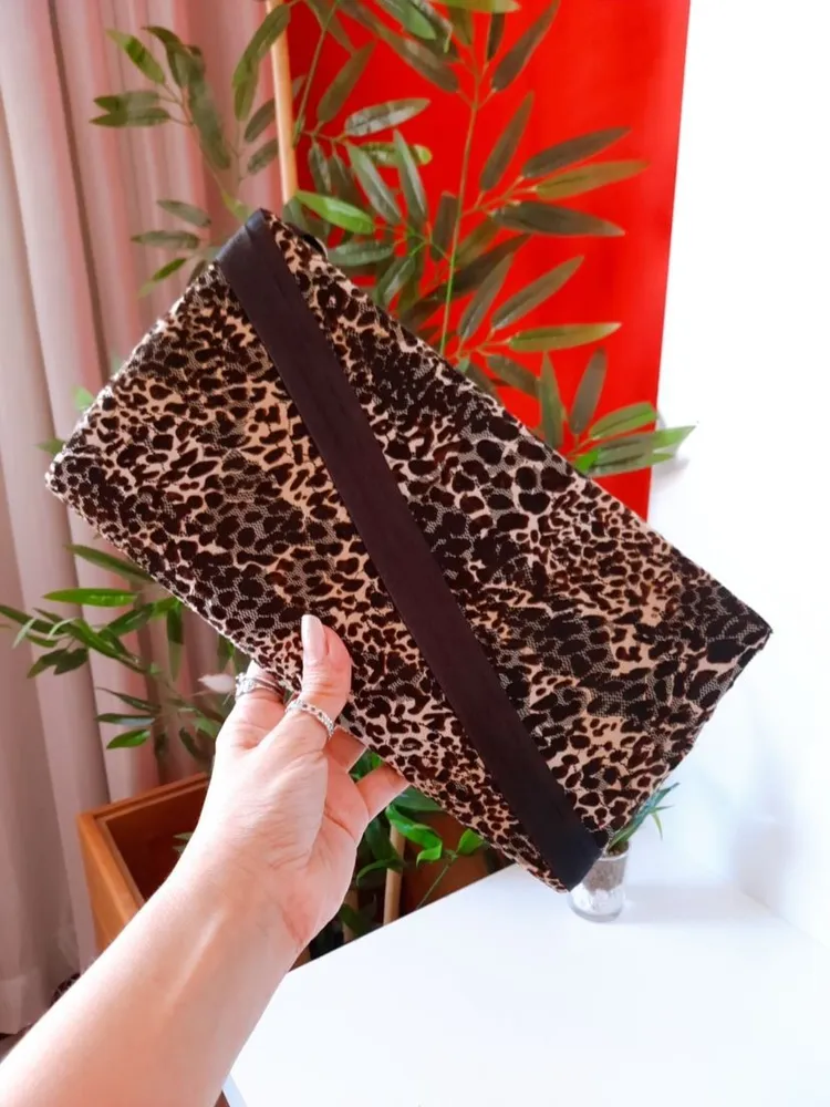 bolsa clutch em tule animal print