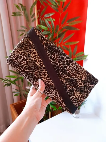 bolsa clutch em tule animal print