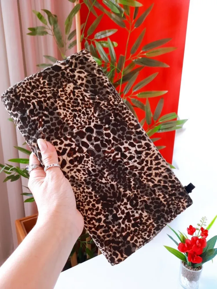 bolsa clutch em tule animal print