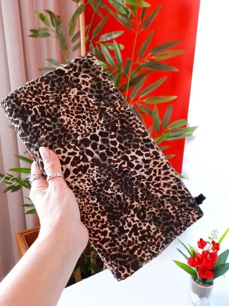 bolsa clutch em tule animal print