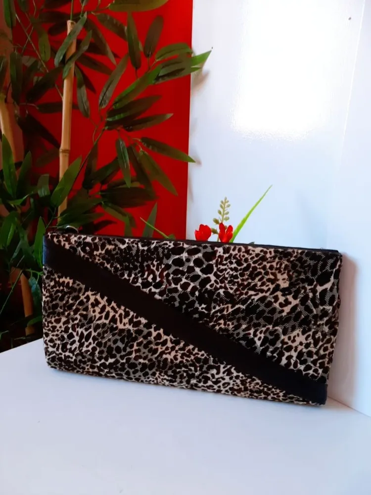 bolsa clutch em tule animal print