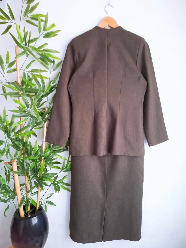 conjunto social blazer com saia marrom bordado