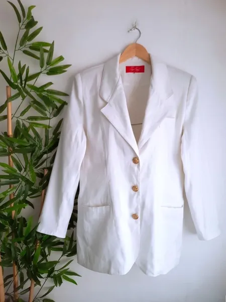 blazer alfaiataria social branco estruturado com brasão