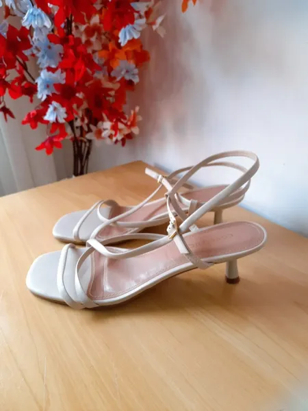 sandália de tiras fivela off white constance 38