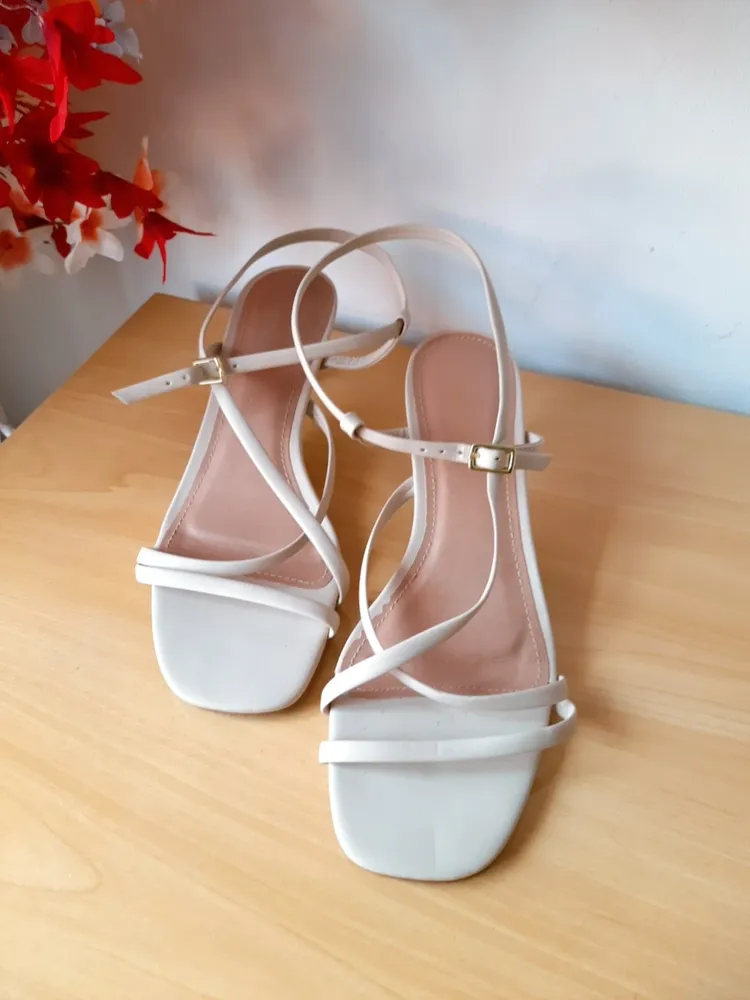sandália de tiras fivela off white constance 38