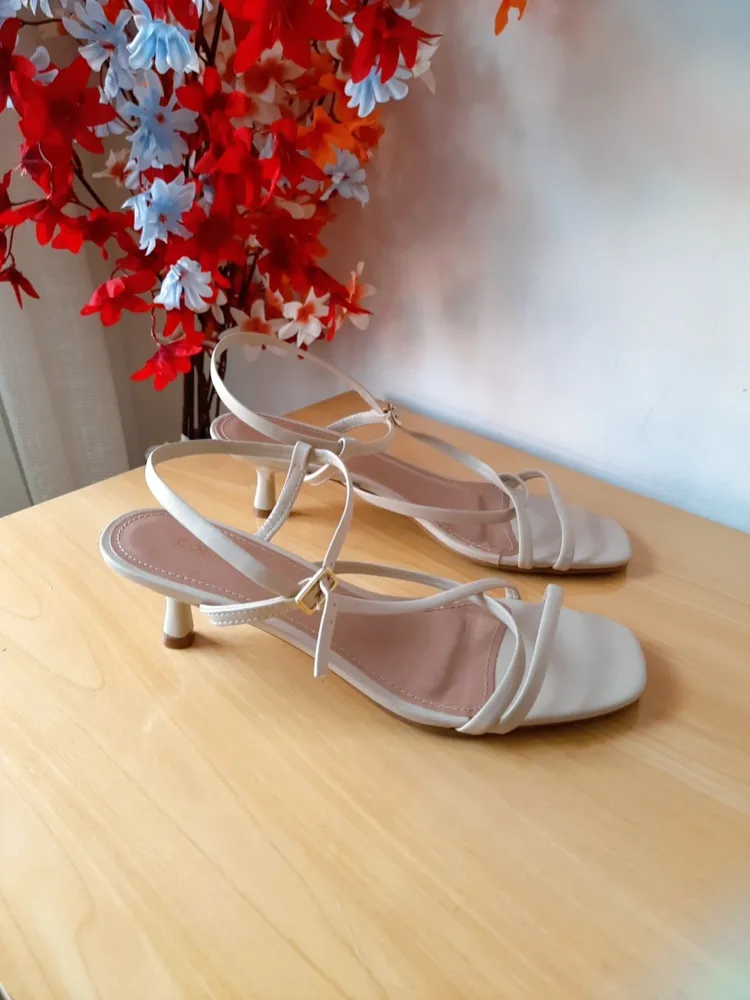 sandália de tiras fivela off white constance 38