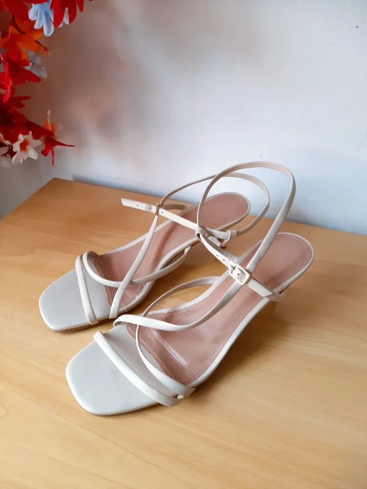 sandália de tiras fivela off white constance 38