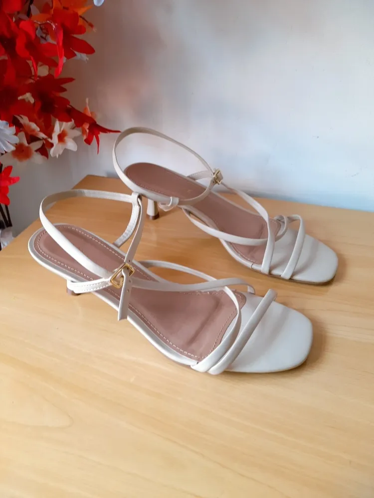 sandália de tiras fivela off white constance 38
