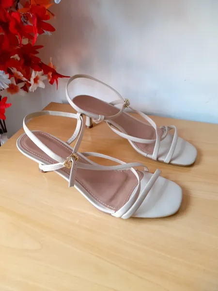 sandália de tiras fivela off white constance 38