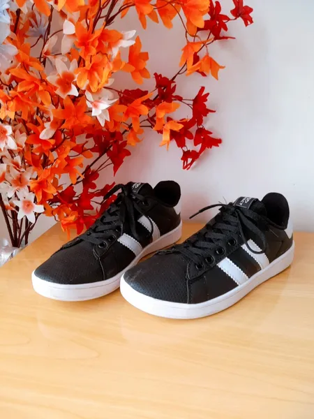 tênis vasncy preto com branco listrado clover streetwear