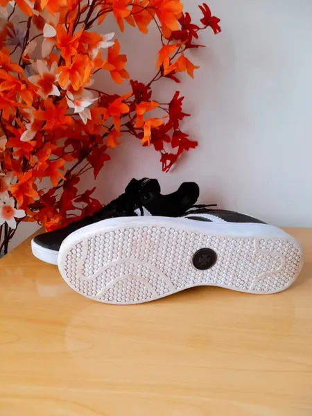 tênis vasncy preto com branco listrado clover streetwear