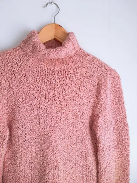 suéter de lã em tricô soft rosa bebê gola alta