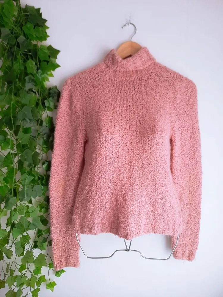 suéter de lã em tricô soft rosa bebê gola alta