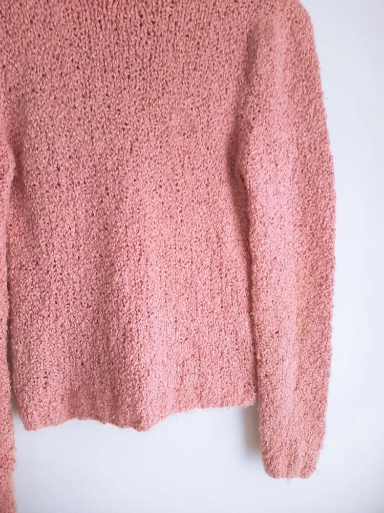 suéter de lã em tricô soft rosa bebê gola alta
