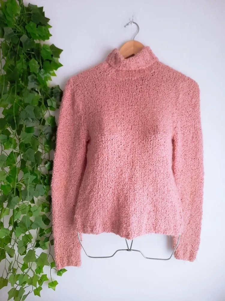suéter de lã em tricô soft rosa bebê gola alta