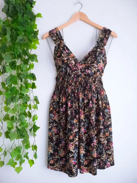 vestido curto floral preto p