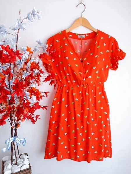 vestido estampado passarinhos laranja