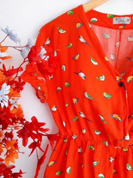 vestido estampado passarinhos laranja