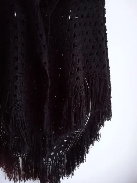 xale de lã artesanal em tricô preto alongado