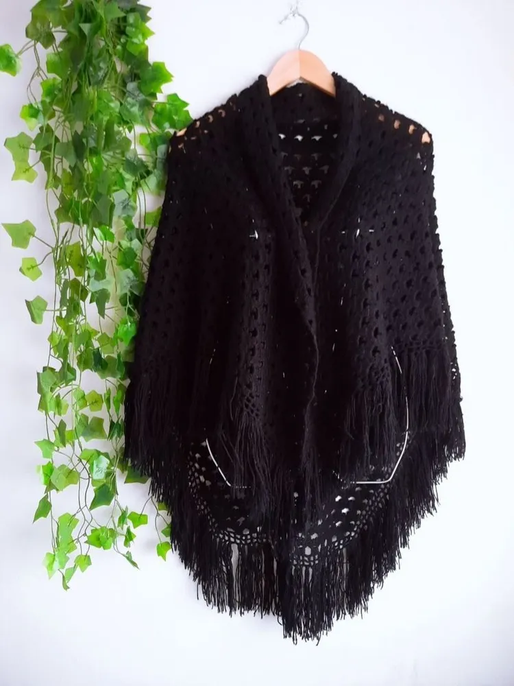 xale de lã artesanal em tricô preto alongado