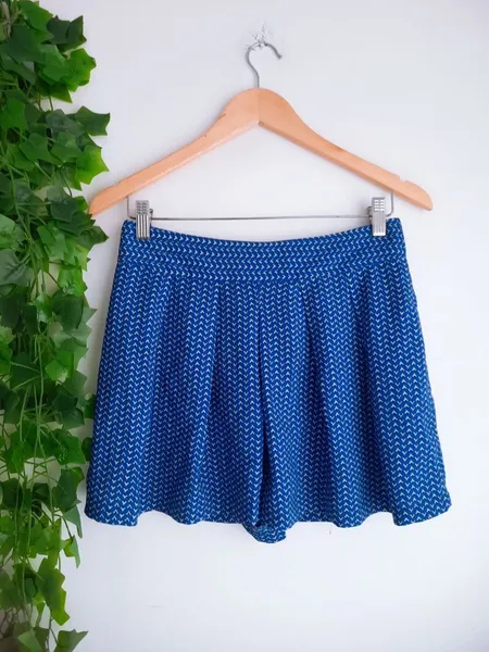saia plissada azul estampada