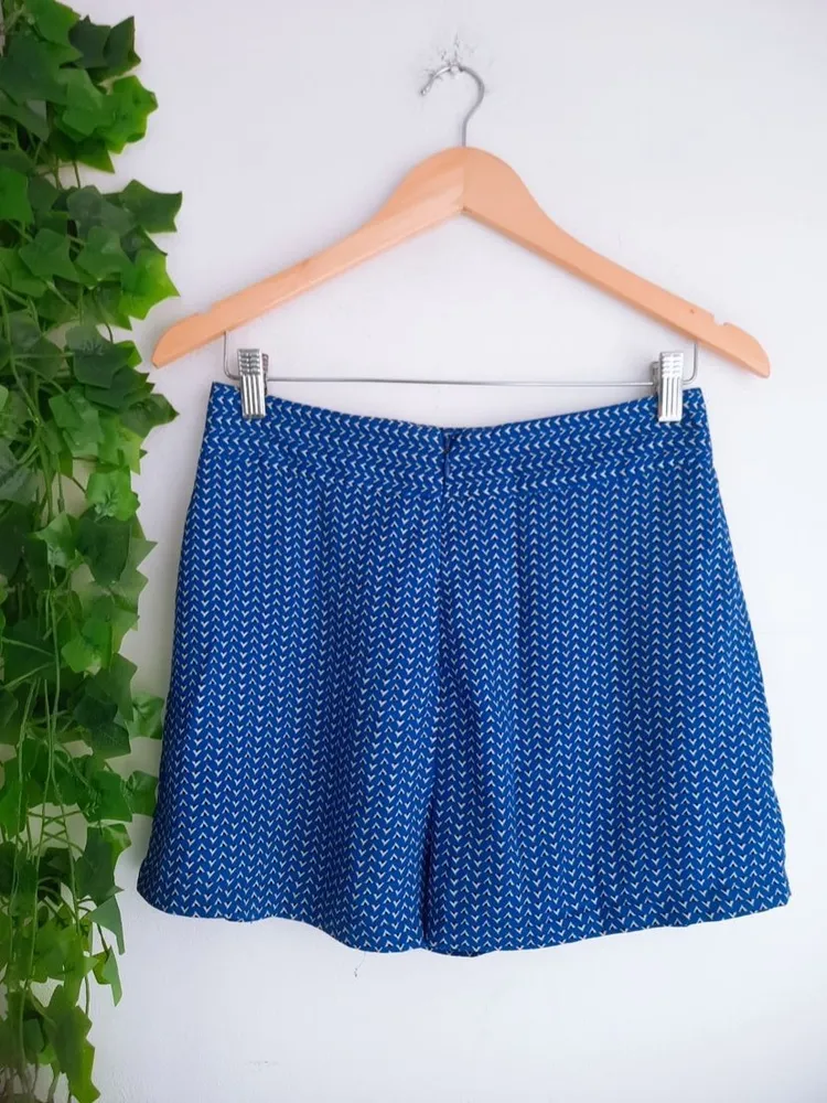 saia plissada azul estampada