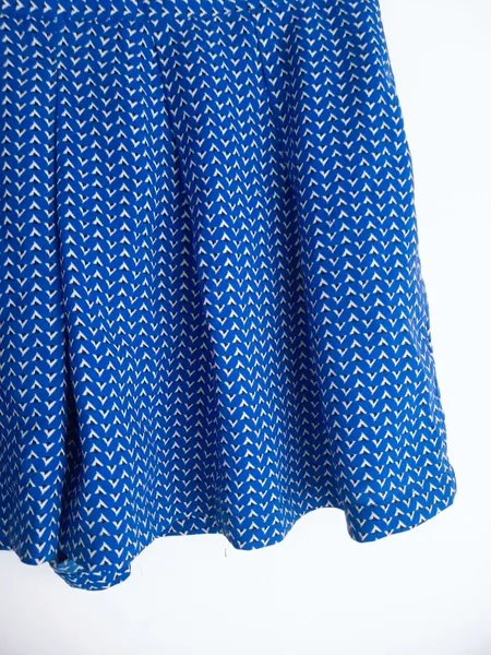 saia plissada azul estampada