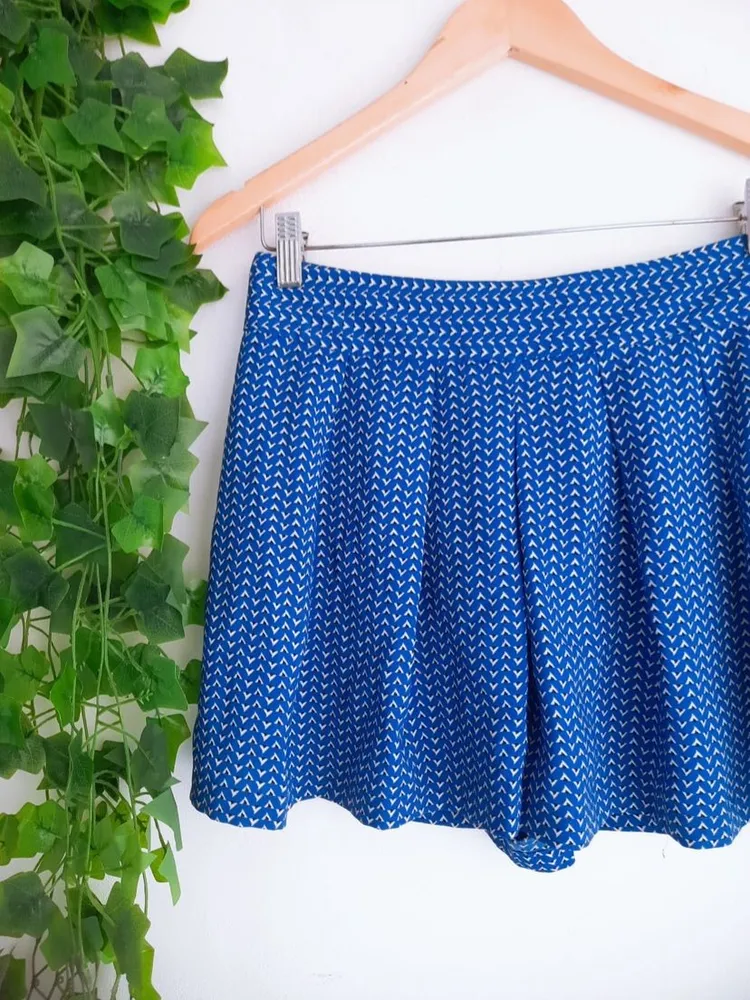 saia plissada azul estampada