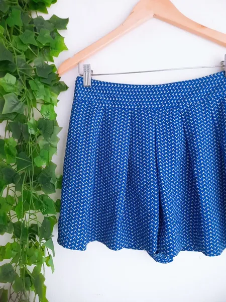 saia plissada azul estampada