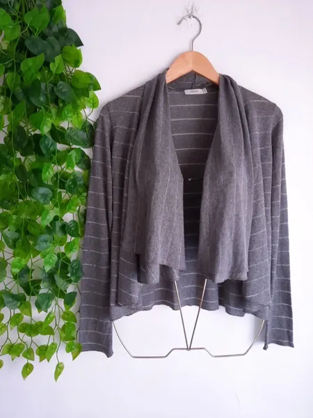 cardigan listrado cinza