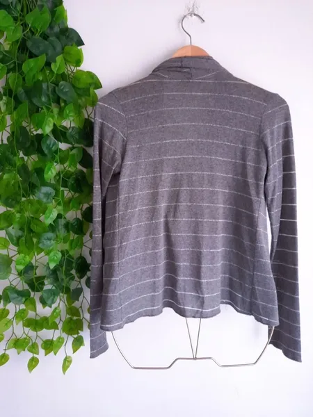 cardigan listrado cinza