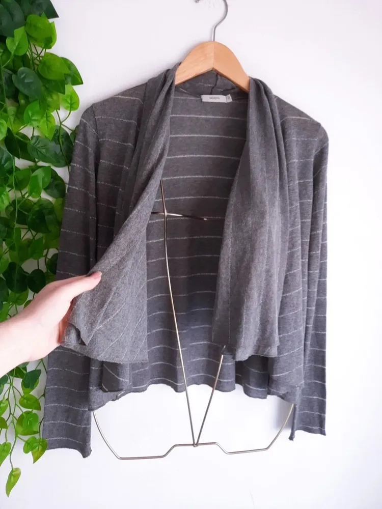 cardigan listrado cinza