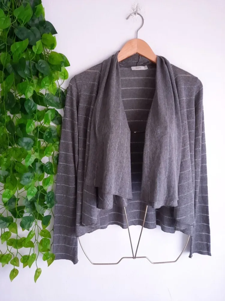cardigan listrado cinza
