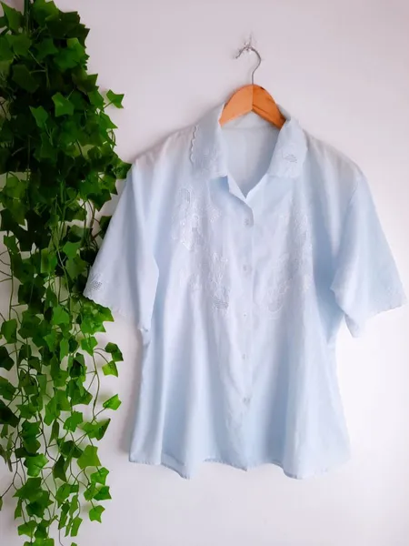 camisa bordada azul claro