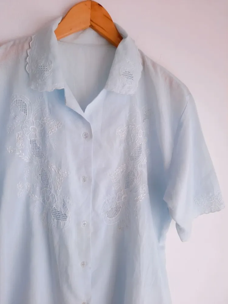 camisa bordada azul claro
