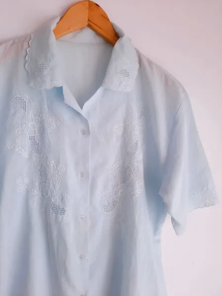 camisa bordada azul claro