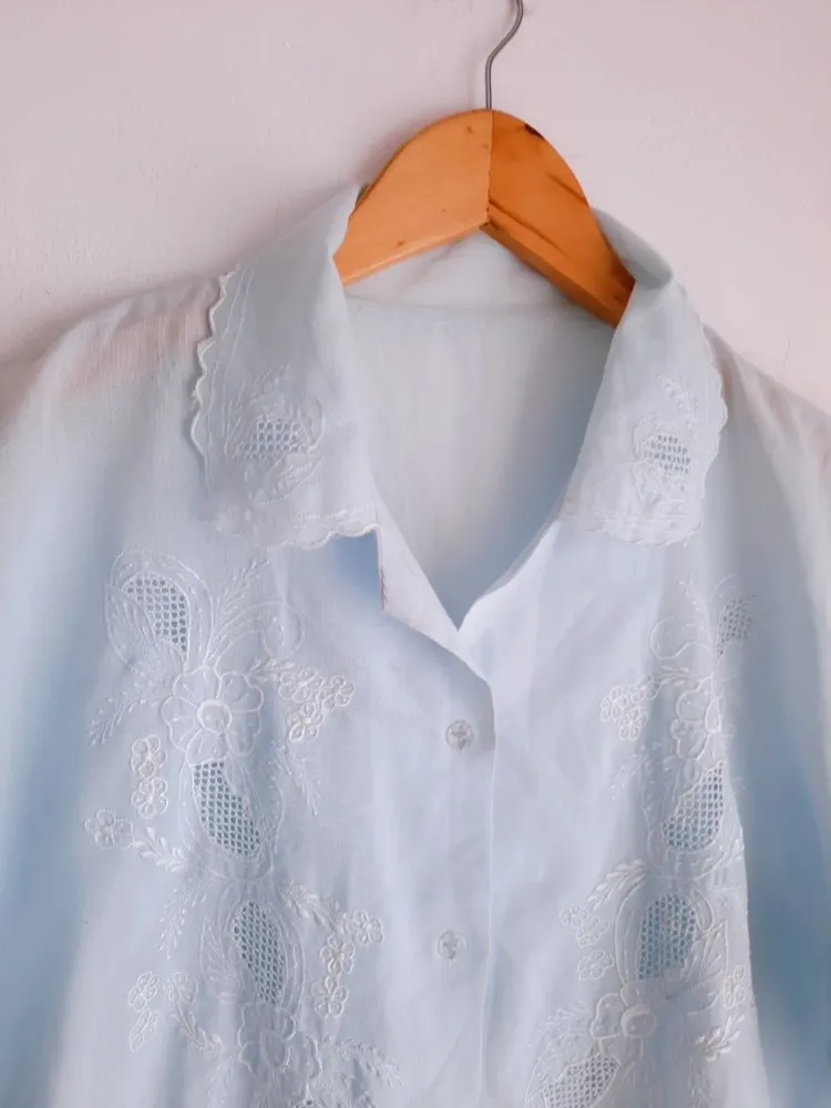 camisa bordada azul claro